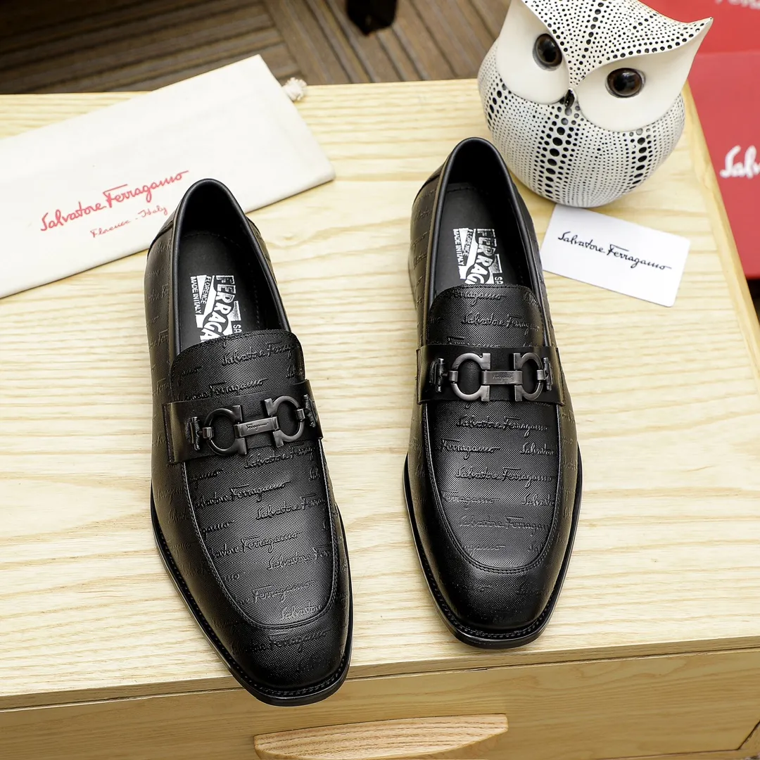 Factory price 460 🔥Ferragamo's new men's casual slip-on shoes🇨🇳Official website original 1:1 mold opening, original quality💯Fine workmanship, high-end luxury☘The upper is made of imported Italian first-layer cowhide🌴Water-dyed🐂Leather lining🍓Rubber wear-resistant and non-slip outsole, breathable and comfortable to wear🍍The first choice for high-grade men, black is optional! Code number 38-44 (45.46. Can be customized)